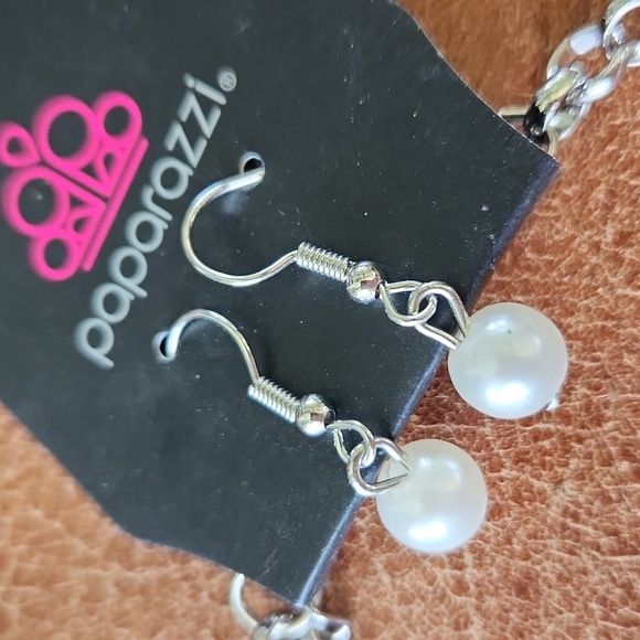 NWT Paparazzi Silver Faux Pearl Rhinestone Necklace Earring Statement Set - Picture 2 of 7